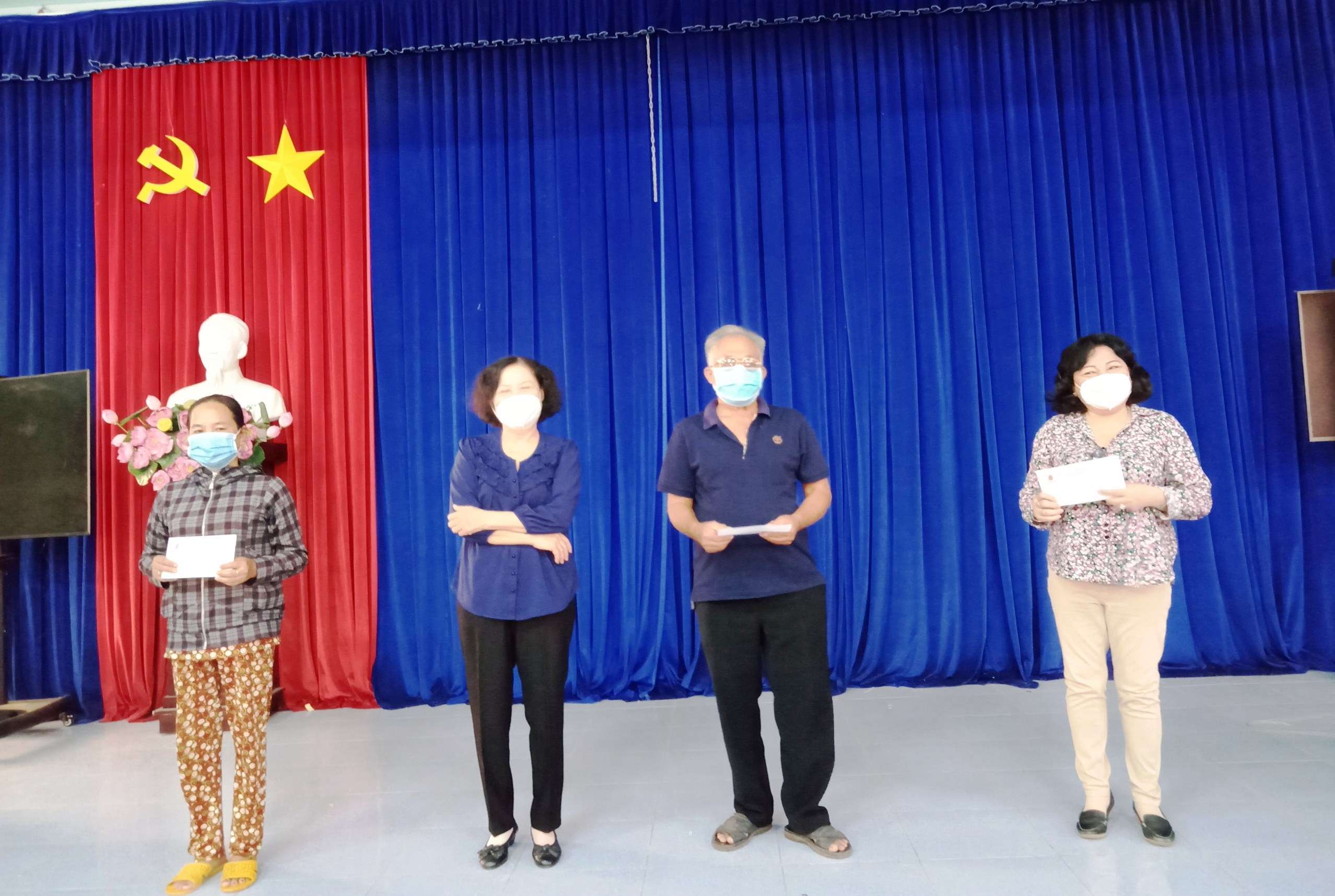 Khối thi đua II- các Hội quần chúng tỉnh Tây Ninh: Thăm và trao tặng quà hỗ trợ xã Suối Đá xây dựng nông thôn mới  giai đoạn 2021 – 2025